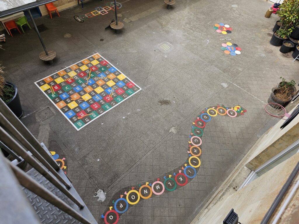 Marquage cour d'école, jeux thermocollés, marquage au sol cour de récréation, tracés au sol cour de récréation