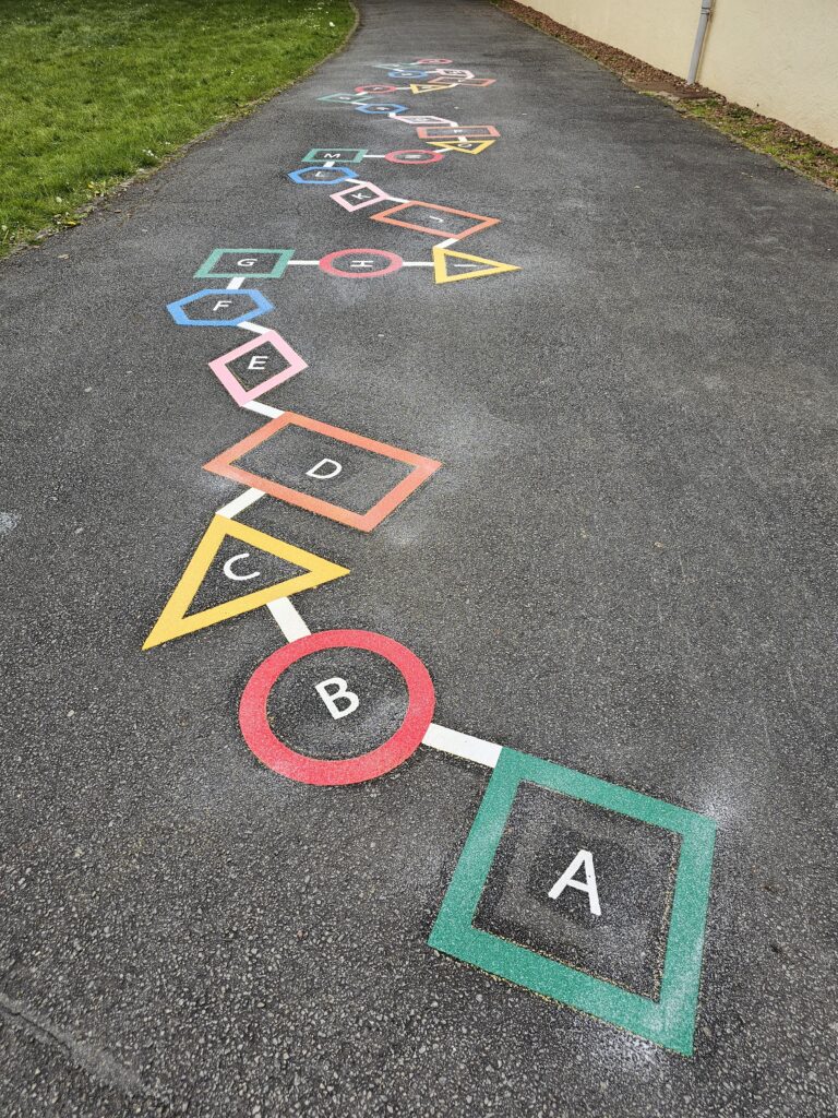 Alphabet forme, jeux thermocollés, jeux cour de récréation, jeux cour d'école, tracés cour d'école, marquage au sol cour d'école