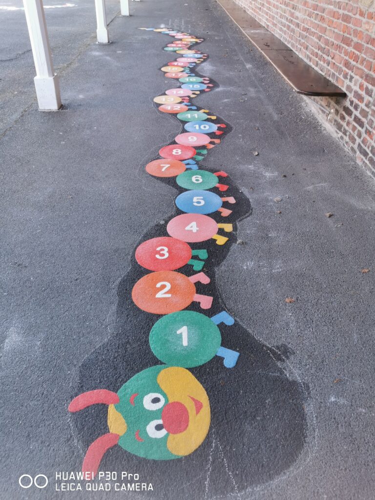Peinture jeux au sol cour de récréation