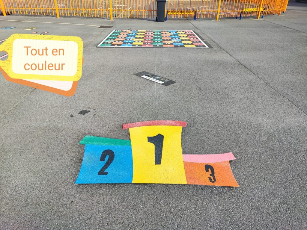 Jeux tracés dans une cour d'école, jeux thermocollés