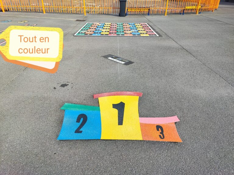 Jeux tracés dans une cour d'école, jeux thermocollés